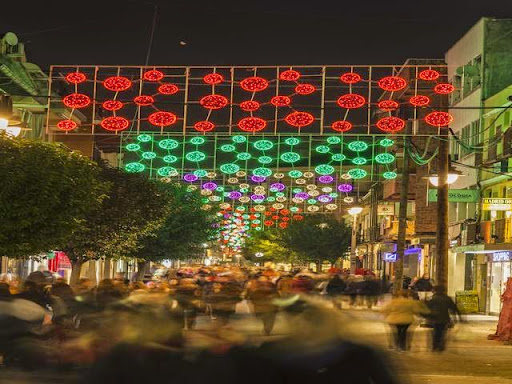 Copos de nieve, bolas de navidad, estrellas y grandes abetos llenan de color las calles de Getafe por Navidad