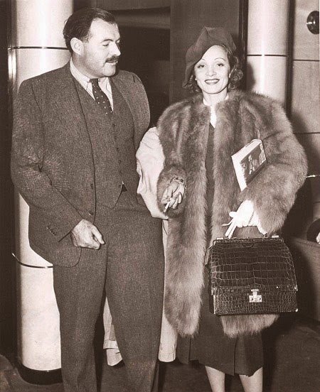 Nhà văn Ernest Hemingway và nữ diễn viên Marlene Dietrich.