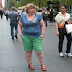 Δείτε τα βλέμματα των περαστικών όταν βλέπουν μία παχύσαρκη γυναίκα! 