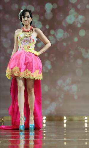 FOTO VICKY SHU ARTIS CANTIK DI ATAS CATWALK