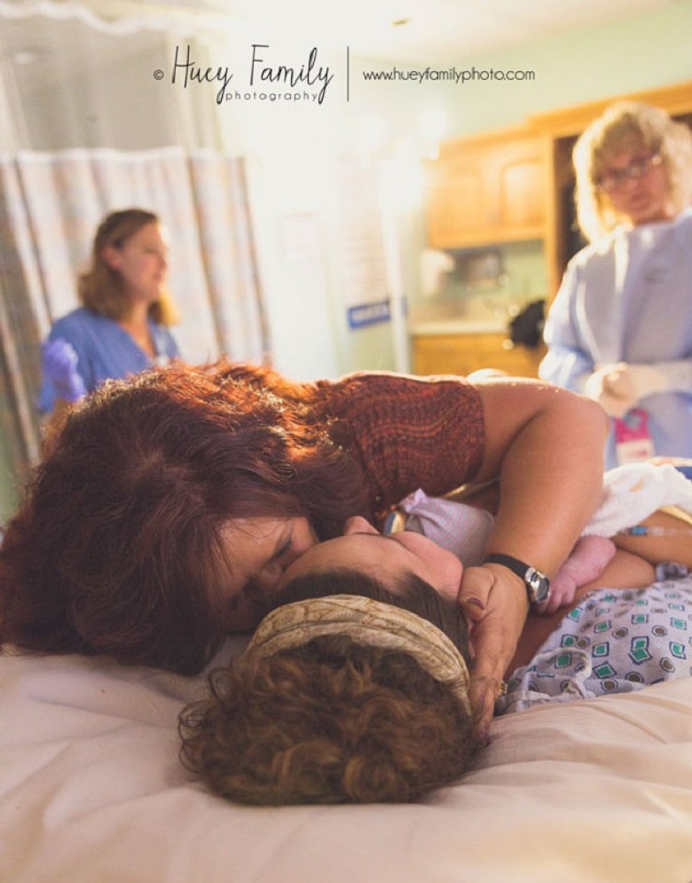 Emotional Photos of Mothers Helping Daughters Give Birth