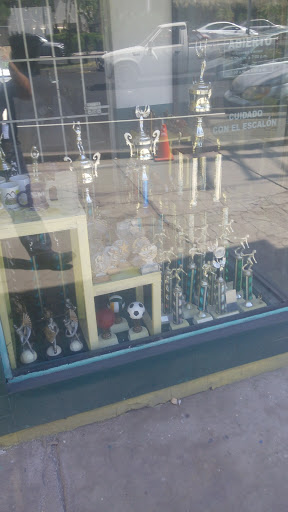 Placas y Trofeos el Nuevo Palacio, Bv. Bénito Juárez 1296, Fraccionamiento Jardines del Valle, 21270 Mexicali, B.C., México, Tienda de trofeos | BC