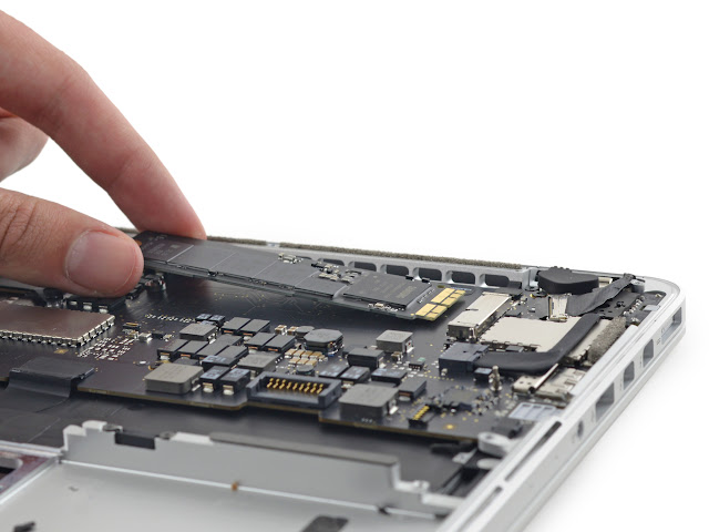 新型MacBook Pro 13インチ(Early 2015)の分解～新13型MacBook Airと同じ超高速PCIe 3.0 SSD搭載