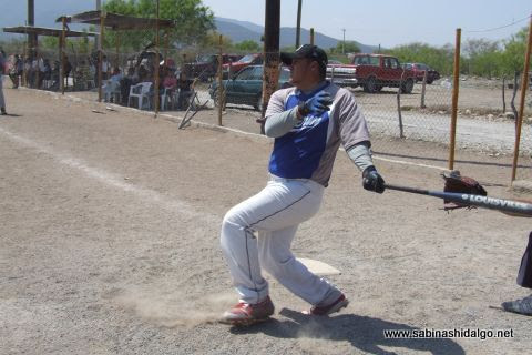 Juan Guillermo Alanís de SUTERM en el softbol del Club Sertoma