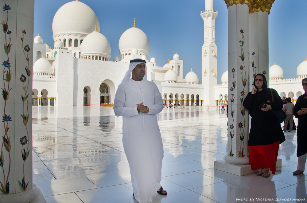 Погода в абу даби сейчас и температура. Мечеть Зайда в Абу Даби. Мечеть в Дубае шейха Зайда. Одежда в мечеть шейха Зайда в Абу-Даби. Шоссе шейха Зайда Абу Даби.