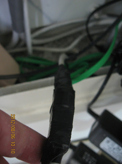 用電工膠帶纏繞的新舊線