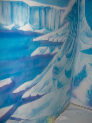 aranżacja lodziarni, malowanie dużego obrazu na ścianie, mural przedstawia górę lodową
