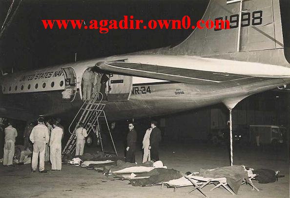 البحرية الامريكية تقدم الإغاثة العاجلة لسكان المناطق المنكوبة بمدينة اكادير سنة 1960 R5D91998_Agadir_LoadingVictims_1Mar61_USN_borbe