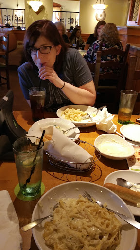 Italian Restaurant «Olive Garden», reviews and photos, 1635 W River Rd N, Elyria, OH 44035, USA