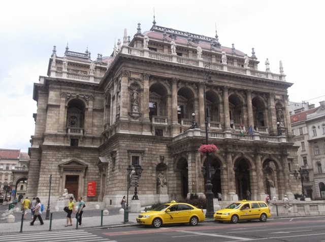 Budapest I: llegada; Visitas Parlamento & Ópera; Musical - En SOLITARIO por Rumanía, Hungría, Eslovaquia & Chequia (22)
