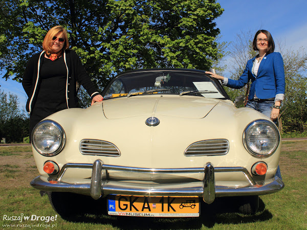 Kasia Marczewska i Ewa Suchecka z Muzeum VW przed swoim ulubionym autem