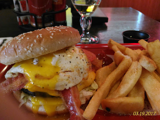 Hamburger Restaurant «Red Robin Gourmet Burgers», reviews and photos, 2655 Richmond Ave, Staten Island, NY 10314, USA