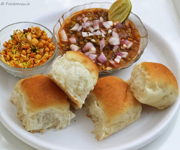 Misal Pav Recipe | Maharashtrian Dinner Rolls with Spicy Sprouts Curry