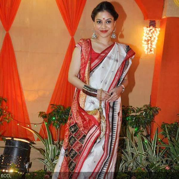 Television actress Sumona Chakravarti makes heads turn during Durga Puja celebrations, held in Mumbai, on October 10, 2013. (Pic: Viral Bhayani)