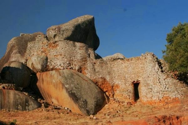 Руины гигантских каменных сооружений