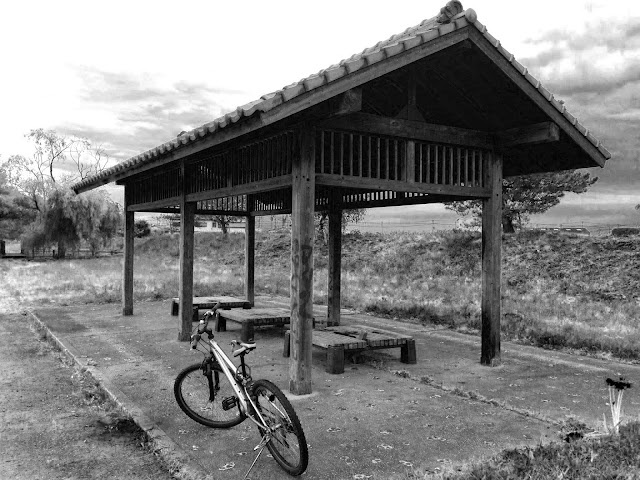竹馬川和風休憩所とＭＴＢ自転車