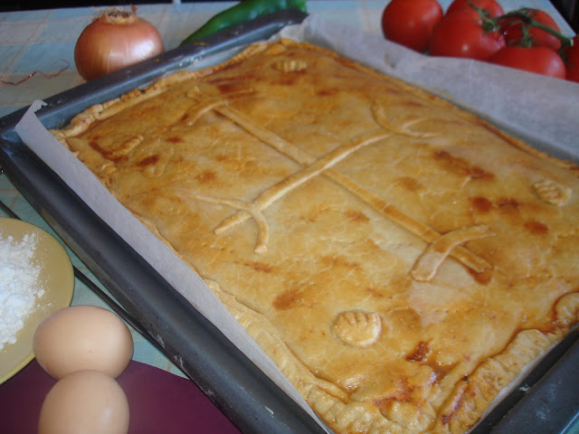 Empanada casera de pisto, huevo y atún con masa de cerveza