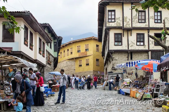 Bursa Cumalıkızık köyü girişi ve meydanındaki satıcılar