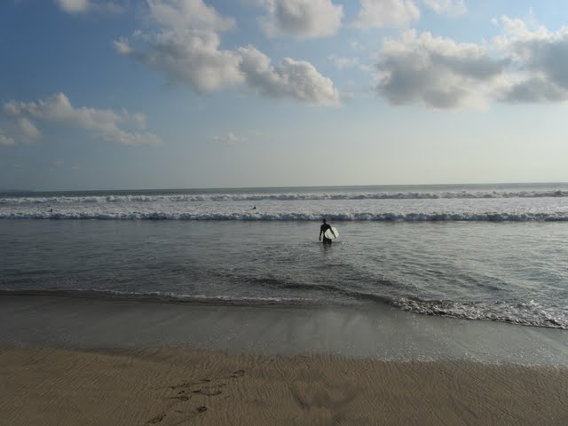 learning to surf in Kuta