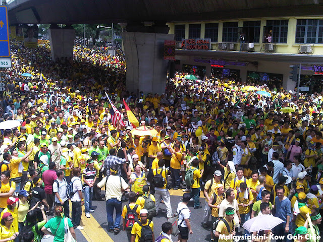 Bersih 3.0 - ஒரு லட்சம் பேர் தலைநகர் கோலாலம்பூரில் குவிந்துள்ளனர். கண்ணீர்ப்புகைக் குண்டுகள் வீசப்பட்டுள்ளது. Bandar-Kuala-Lumpur-20120428-00253