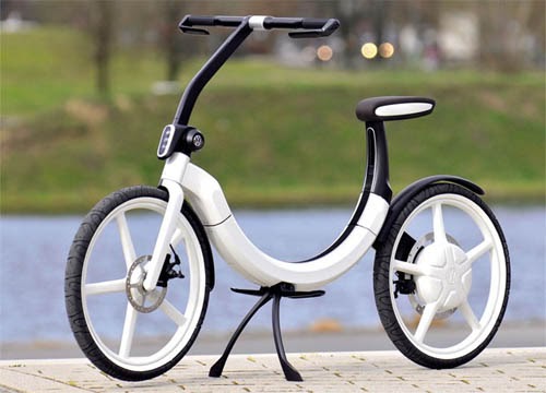 スマートシティーとEV: フォルクスワーゲンの電気自転車『Bik.e』折りたたみ式でトランクの中で充電でき、駐車した後これで出かけられる。こう