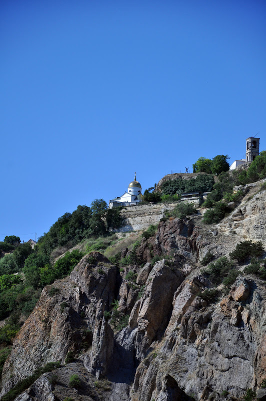 Церковь на скале на берегу Черного моря