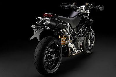 Ducati_Hypermotard_1100_EVO_2011_1620x1080_Rear_Angle_02