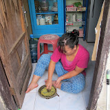 Pounding spices with Indonesian mortar and pestle