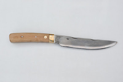 Couteau de cuisine, lame acier C100 bronzé au perchlorure de fer,mitre en bronze, manche en arbousier.