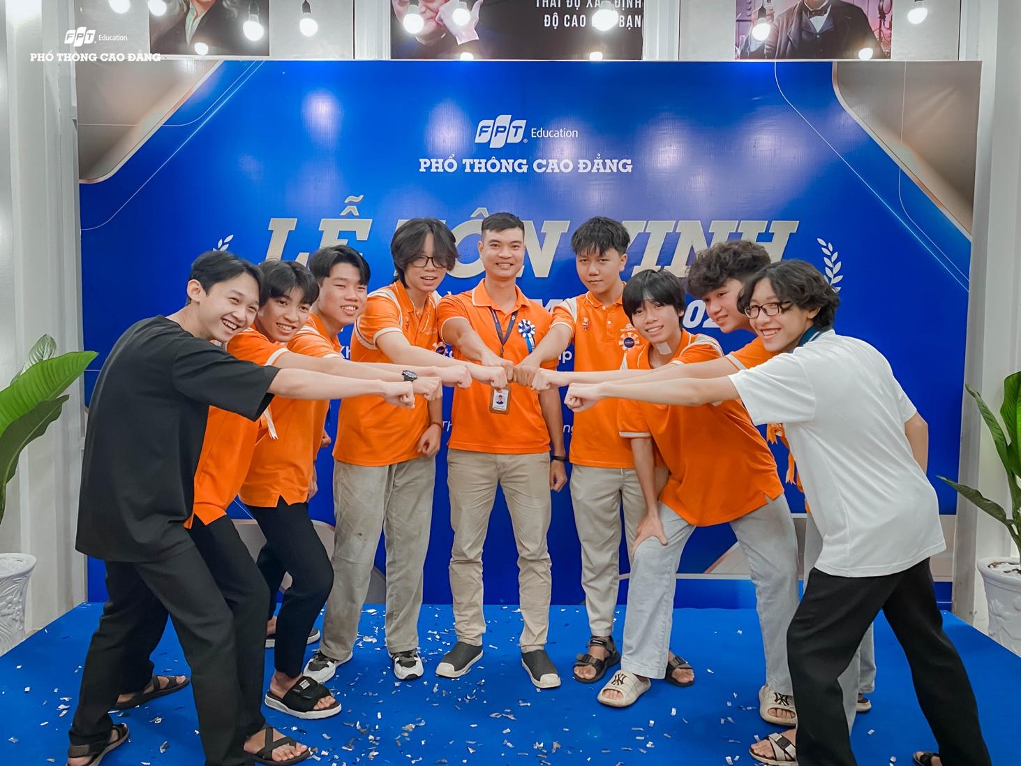 A picture containing person, floor, indoor, group

Description automatically generated