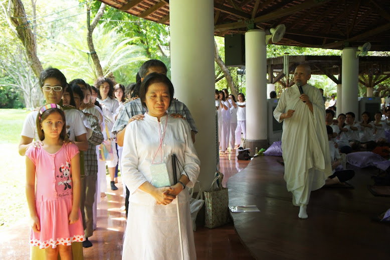 แม่ชีศันสนีย์สอนเดินจงกรม คุณศิริณีเดินนำ