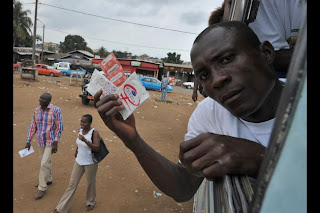 Hombre muestra condones en la campaña contra el SIDA en el África Occidental  ©Global Post