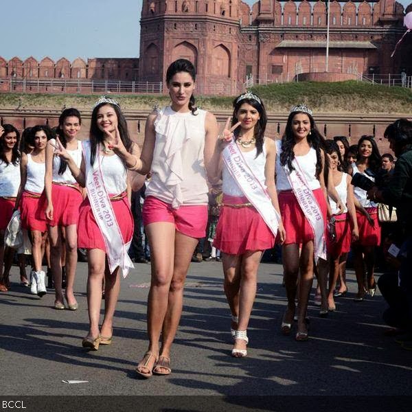 Nargis Fakhri with the winners of a contest organized by a cosmetic company, in Delhi. (Pic: Viral Bhayani)