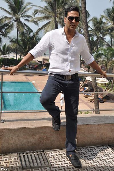 'Khiladi' Kumar in cool casuals during the promotion of the movie 'Special 26', held in Mumbai. (Pic: Viral Bhayani)