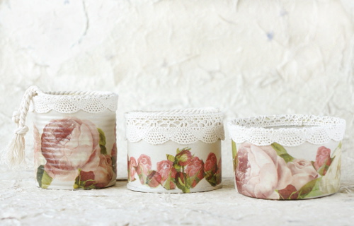 Upcycled tin cans with roses