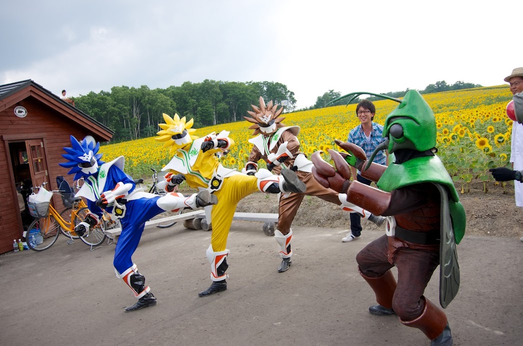 テレビの生放送で町のPRを行うノースドラゴン