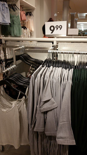 Clothing Store «H&M», reviews and photos, 2414 E Sunrise Blvd, Fort Lauderdale, FL 33304, USA