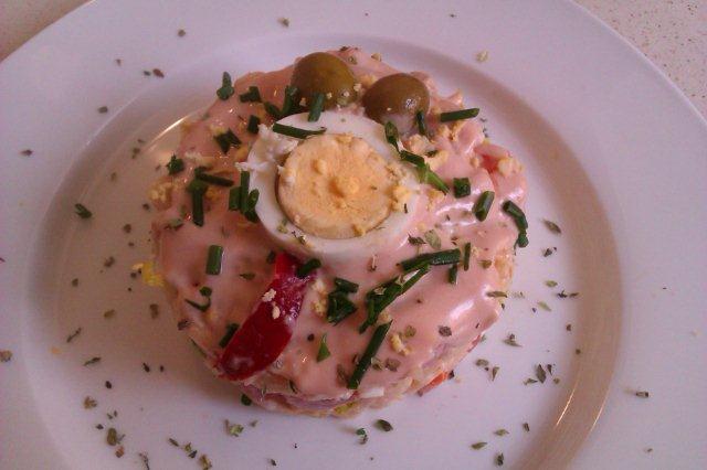 Molde de ensalada de arroz y salsa rosa en Arroz con salsa rosa