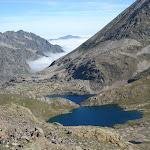 Le Lac Couy (au 1er plan) s�par� du lac des Oulettes d'Estom Soubiran