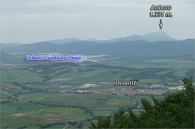 Anboto y embalse de Uribarri. Dulantzi en primer plano