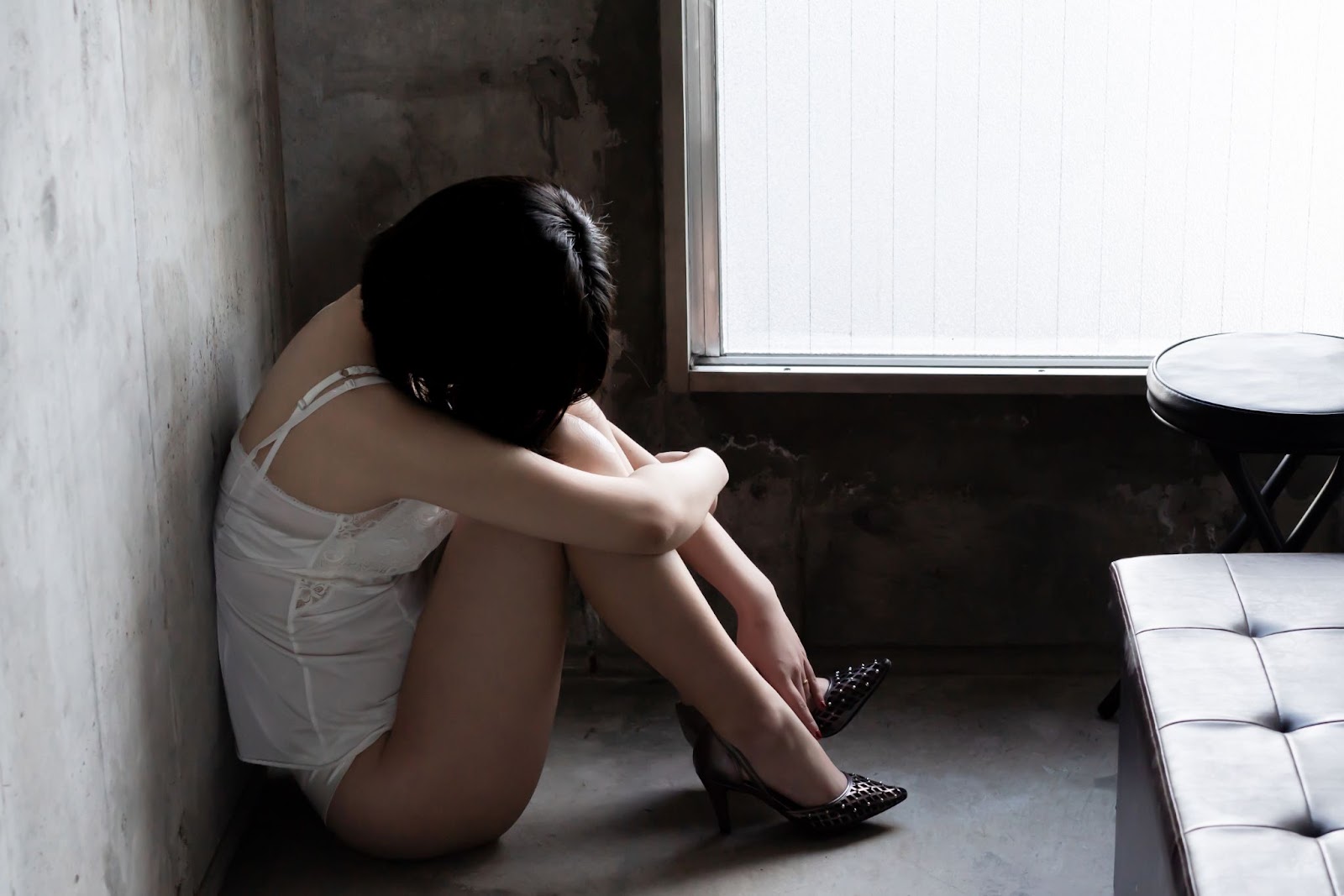 デリヘル嬢を盗撮するのは犯罪