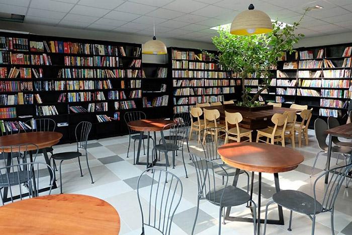 Ảnh có chứa văn bản, sàn, trong nhà, ghế

Mô tả được tạo tự động