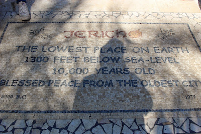 Jéricho, stèle ,informant que la ville est la plus anicenne au monde et la plus basse par rapport au niveau de la mer