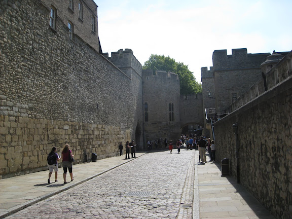 Between the curtain walls, Tower of London