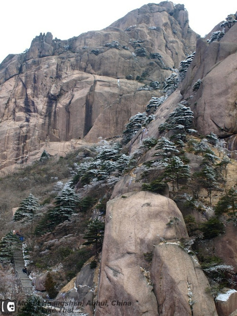 Trekking from Bright Summit Peak to Yuping Cableway Station Trekking from Bright Summit Peak to Yuping Cableway Station picture huangshan escapade photo