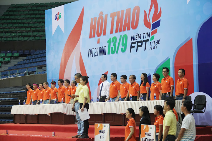 Cao đẳng thực hành FPT Polytechnic Đà Nẵng trong nghi lễ chào cờ.