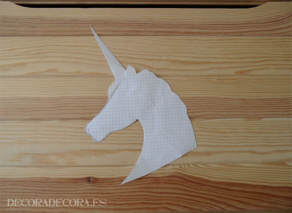 Decorar un baúl pintando un unicornio