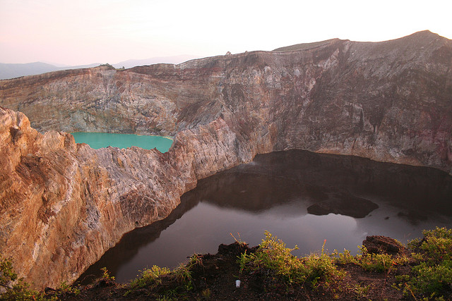 البحيرات العجيبة الملونة Kelimutu%2520Indonesia%2520volcanic%2520Lakes%2520three%2520colours%25201