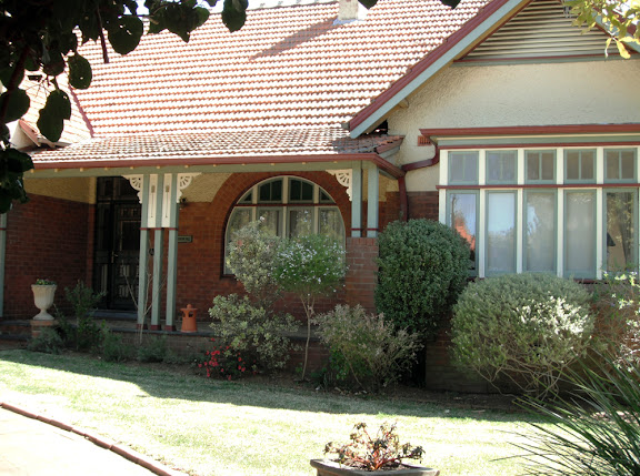 The brackets around the verandah posts are in a pattern typical of Victorian cast iron 'lacework'