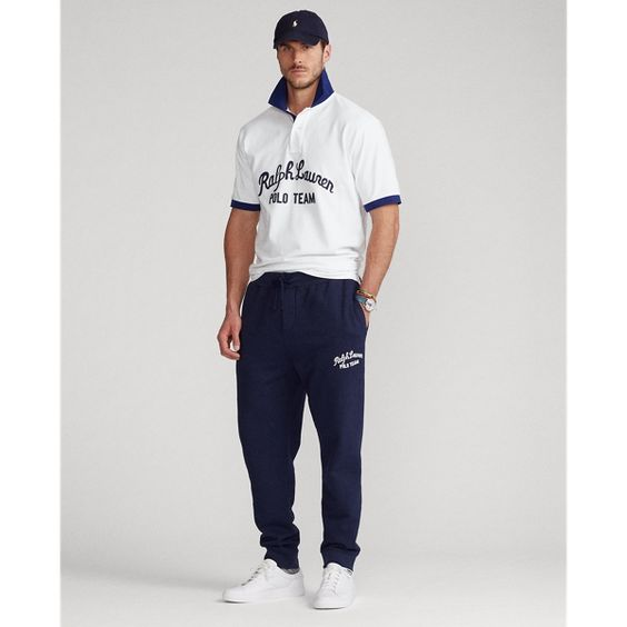 Áo polo mix với quần jogger tạo nên outfit thể thao cực khỏe khoắn, năng động